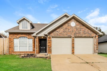 2321 Cromwell Dr Arlington, TX 76018